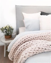 Load image into Gallery viewer, Chunky knit throw blanket